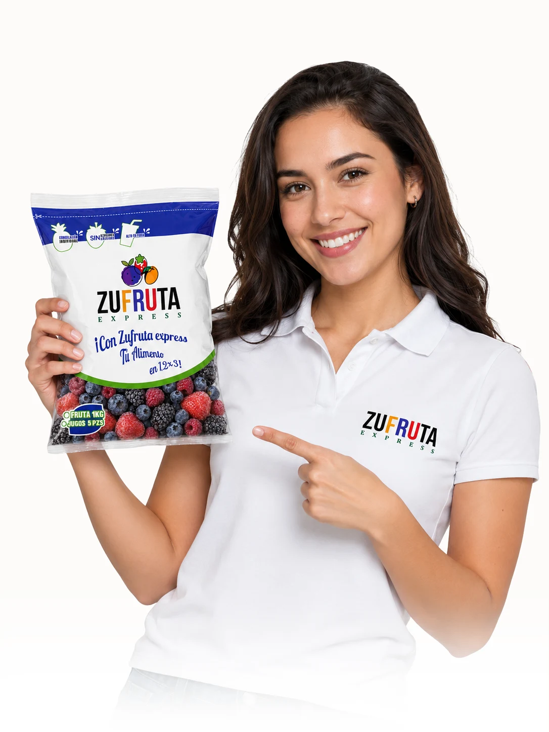 Promotora de Zufruta Express sonriendo con playera de la marca sostiene una bolsa de 1 kg de mix de berries congeladas IQF